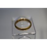 A HALLMARKED 22CT GOLD WEDDING BAND, approx weight 4.2 g