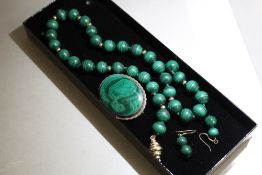 A VINTAGE MALACHITE SINGLE STRAND BEAD NECKLACE, hand knotted with yellow metal spacers, bead Dia