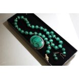 A VINTAGE MALACHITE SINGLE STRAND BEAD NECKLACE, hand knotted with yellow metal spacers, bead Dia