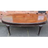 A LARGE EARLY TWENTIETH CENTURY MAHOGANY OVAL DINING TABLE, raised on cabriole supports, H 78 cm,