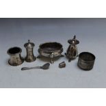 A COLLECTION OF HALLMARKED SILVER CONSISTING OF A GEORGIAN SALT BY ROBERT HENNELL I, date letter
