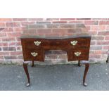 AN EARLY TWENTIETH CENTURY WALNUT SERPENTINE FRONTED DESK OF SMALL PROPORTIONS, with three