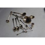 A COLLECTION OF ASSORTED SILVER, TO INCLUDE A CONTINENTAL APOSTLE SPOON CARRYING IMPORT MAKERS,