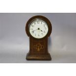 AN EDWARDIAN MAHOGANY INLAID MANTEL CLOCK, H 42.5 cm