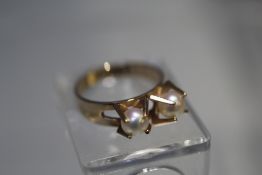 A MID TWENTIETH CENTURY FINNISH GOLD AND FAUX PEARL DRESS RING, stamped 585 Finland, approx weight