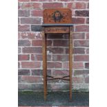 AN EDWARDIAN SATINWOOD PAINTED OCCASIONAL STAND / RACK, with single frieze drawer, the rack with tow