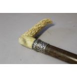 A NINETEENTH / TWENTIETH CENTURY HARDWOOD WALKING STICK, with horn handle and hallmarked silver