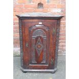 A VICTORIAN CARVED OAK HANGING CORNER CUPBOARD, H 99 cm, W 72 cm