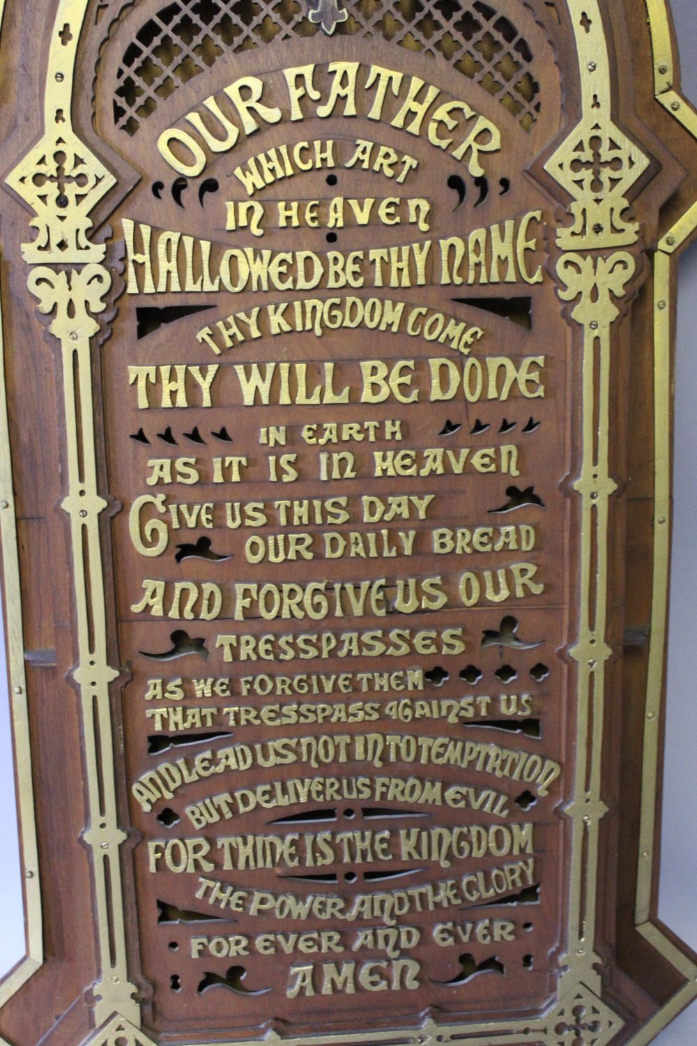 A TWENTIETH CENTURY ECCLESIASTICAL 'THE LORDS PRAYER' WALL HANGING PRAYER, the raised carved verse - Image 2 of 4