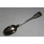 A HALLMARKED SILVER FIDDLE AND THREAD BASTING SPOON BY CHAWNER & CO (GEORGE WILLIAM ADAMS) -