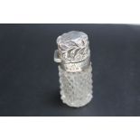 A HALLMARKED SILVER SCENT BOTTLE - BIRMINGHAM 1896, with glass stopper, H 6.5 cmCondition Report:lid