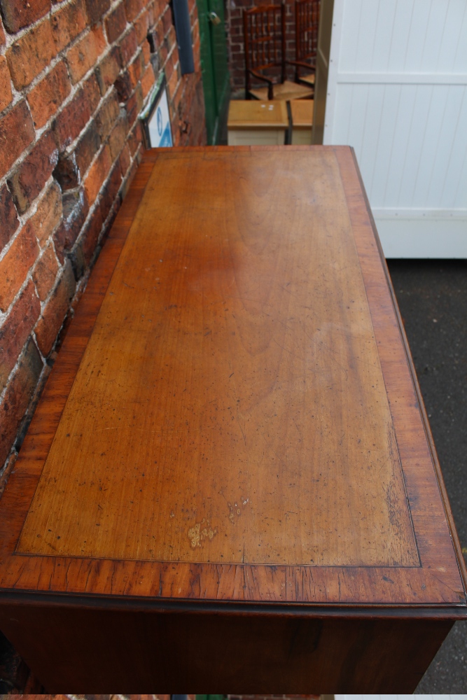 A LATE 19TH / EARLY 20TH CENTURY MAHOGANY AND INLAID CHEST OF DRAWERS, having two short above four - Image 7 of 9