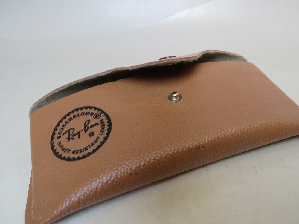 A PAIR OF VINTAGE RAY BAN 'AVIATOR' SUNGLASSES, complete with case - Image 3 of 4