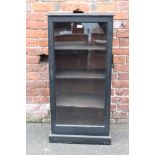 AN EDWARDIAN EBONISED GLAZED DISPLAY CABINET, H 108 cm, W 53 cm