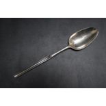A HALLMARKED SILVER MARROW SPOON - LONDON 1763, makers mark WJ, approx weight 54g, L 23 cm