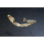 A HALLMARKED 9 CARAT GOLD BRACELET, in a 'Greek Key' type design, approx weight 5.5g