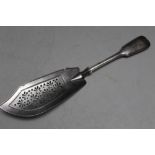 A HALLMARKED SILVER FIDDLE AND THREAD FISH SERVER BY CHAWNER & CO (GEORGE WILLIAM ADAMS) - LONDON