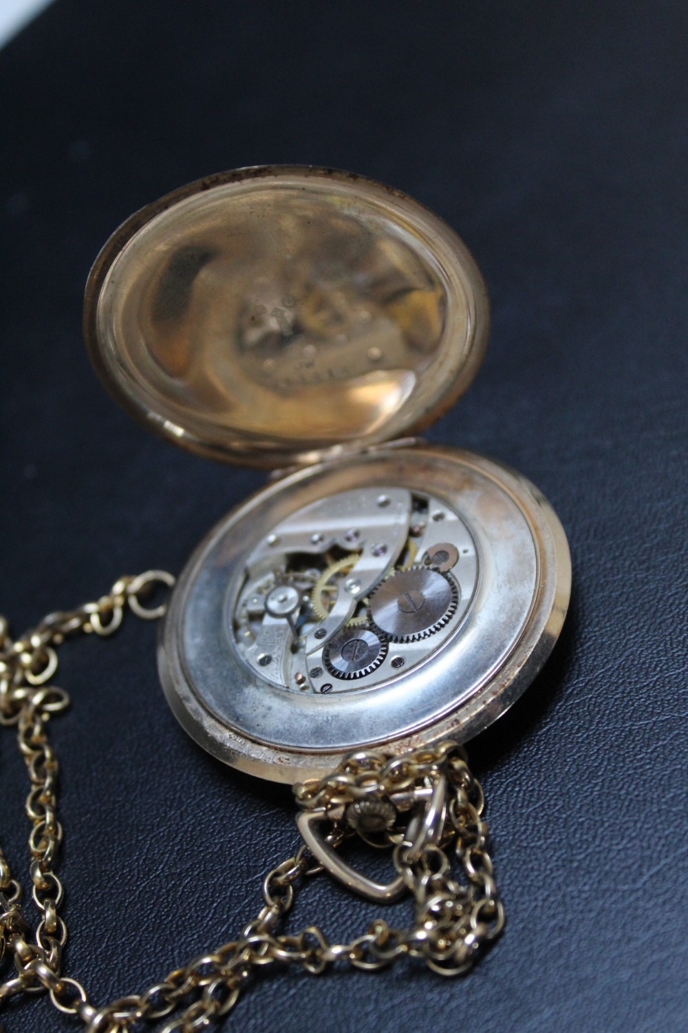 A HALLMARKED 9 CARAT GOLD OPEN FACED MANUAL WIND POCKET WATCH, on hallmarked 9 carat gold chain, - Image 3 of 3