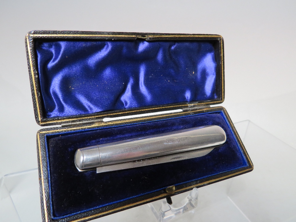 A CASED HALLMARKED SILVER FRUIT KNIFE - CHESTER 1898/9, open L 14.5 cm, closed L 8 cm