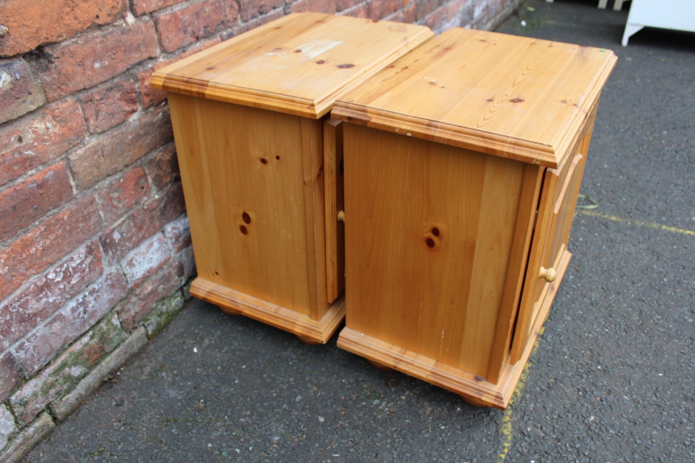 A PAIR OF MODERN HONEY PINE BEDSIDE CHESTS (2) - Image 4 of 6