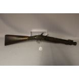 AN EARLY 19TH CENTURY ENGLISH FLINTLOCK BLUNDERBUSS WITH SPRING BAYONET, with proof marks to the