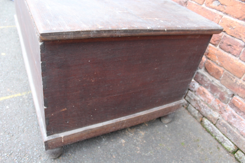 A LARGE ANTIQUE OAK HINGED BLANKET BOX, raised on bun feet, H 62 cm, W 140 cm, D 73 cm - Image 7 of 8