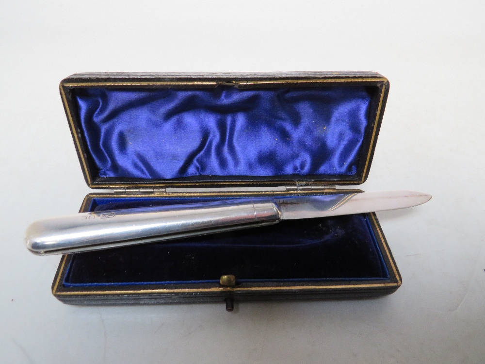 A CASED HALLMARKED SILVER FRUIT KNIFE - CHESTER 1898/9, open L 14.5 cm, closed L 8 cm - Image 6 of 7