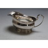 A HALLMARKED SILVER FOOTED SAUCE BOAT BY WALKER & HALL - SHEFFIELD 1963, approx weight 121g, W 16