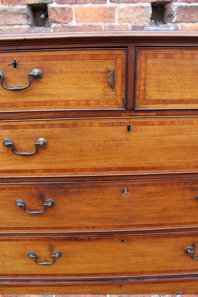 A LATE 19TH / EARLY 20TH CENTURY MAHOGANY AND INLAID CHEST OF DRAWERS, having two short above four - Image 8 of 9