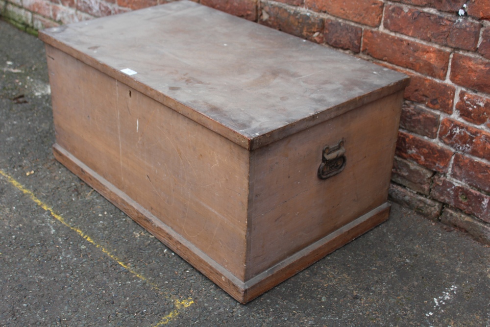 A VINTAGE TWIN HANDLED PINE BLANKET BOX, W 86 cm - Image 3 of 6