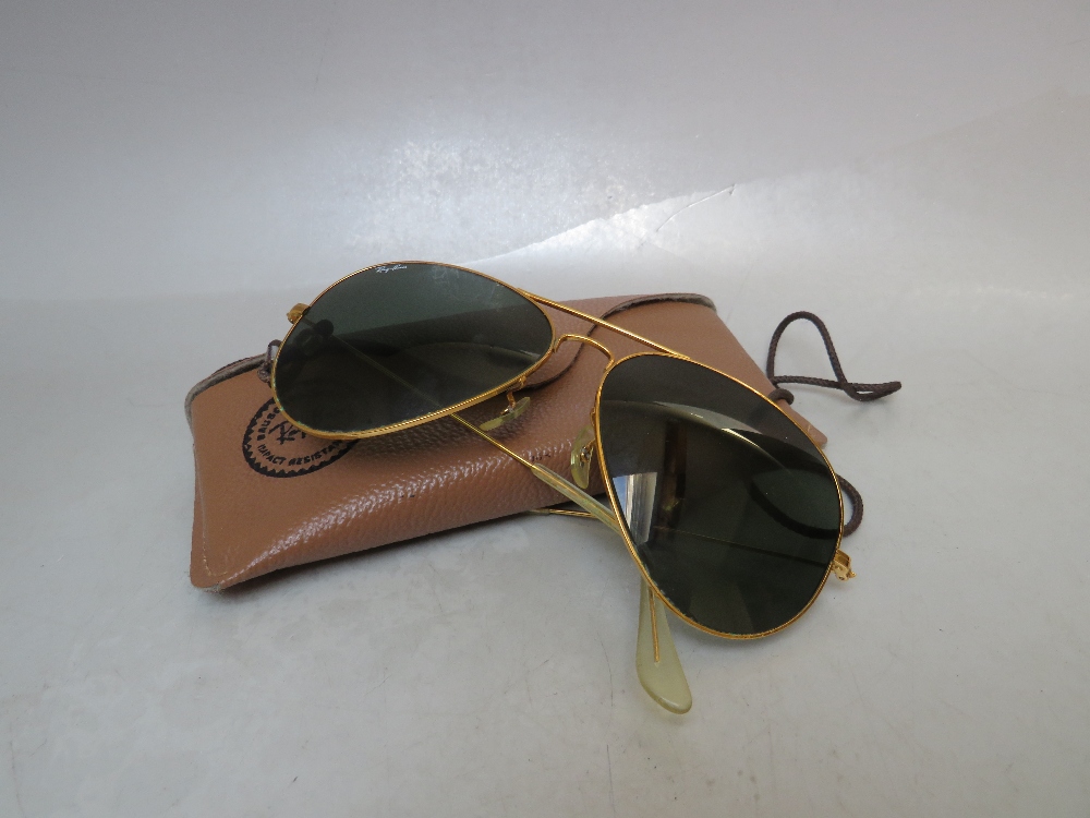 A PAIR OF VINTAGE RAY BAN 'AVIATOR' SUNGLASSES, complete with case - Image 2 of 4