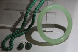 A VINTAGE JADE BANGLE, overall Dia. 7.5 cm, internal Dia. 5.6 cm, together with a pair of jade style