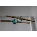 A VINTAGE 9CT GOLD BAR BROOCH WITH TURQUOISE SET SWASTIKA EMBLEM, W 5 cm, together with another