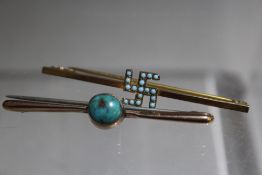 A VINTAGE 9CT GOLD BAR BROOCH WITH TURQUOISE SET SWASTIKA EMBLEM, W 5 cm, together with another