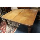 AN EDWARDIAN OAK WIND-OUT DINING TABLE, with one spare leaf, H 71 cm, W 150 cm, extended 190 cm