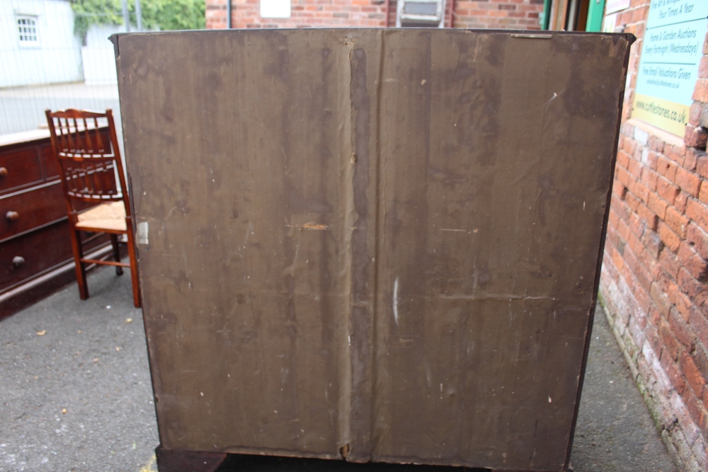 A LATE 19TH / EARLY 20TH CENTURY MAHOGANY AND INLAID CHEST OF DRAWERS, having two short above four - Image 9 of 9