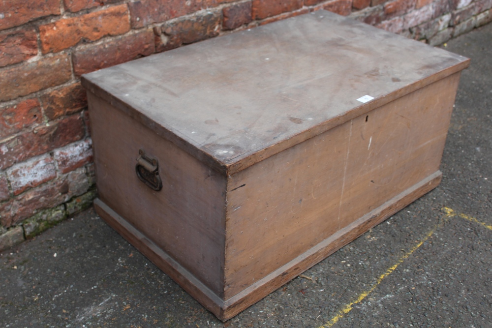 A VINTAGE TWIN HANDLED PINE BLANKET BOX, W 86 cm - Image 4 of 6