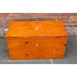 A PINE EFFECT BRASS CORNERED LIDDED STORAGE CHEST, W 92 cm, D 50 cm, H 47.5 cm