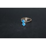 AN 18CT GOLD RING, set with two blue stones, approx weight 3g, ring size M