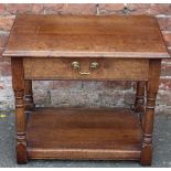 AN OAK 1920S STYLE SINGLE DRAWER LAMP TABLE ON TURNED SUPPORTS, W 66 cm, D 46 cm, H 56 cm