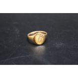 A HALLMARKED 9 CARAT GOLD SIGNET RING, approx weight 8g,ring size T