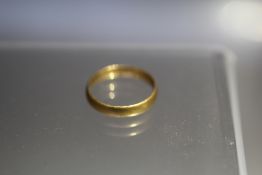 A HALLMARKED 22CT GOLD WEDDING BAND, approx 2.7 g