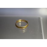 A HALLMARKED 22CT GOLD WEDDING BAND, approx 2.7 g