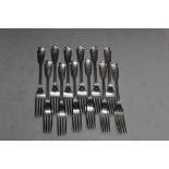 A SET OF TWELVE HALLMARKED SILVER FIDDLE AND THREAD DINNER FORKS BY FRANSIS HIGGINS III - LONDON