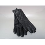 A PAIR OF MICHAEL KORS LADIES LEATHER GLOVES, quilted effect to the back, labelled size S