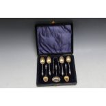 A CASED HALLMARKED SILVER STRAWBERRY SET - BIRMINGHAM 1907, consisting of a set of six twist stem