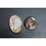 AN UNUSUAL CARVED CAMEO PORTRAIT BROOCH DEPICTING A HORSES HEAD, of oval form, set in a 9ct gold