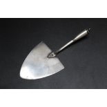 A NOVELTY GEORGIAN HALLMARKED SILVER CHEESE TROWEL - LONDON 1791, makers mark TH, L 14 cmCondition