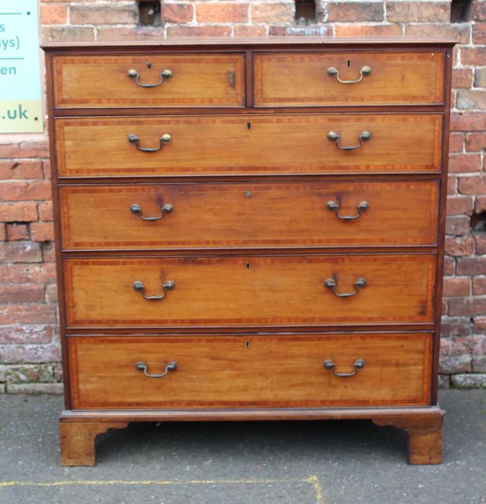 A LATE 19TH / EARLY 20TH CENTURY MAHOGANY AND INLAID CHEST OF DRAWERS, having two short above four - Image 3 of 9