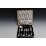 A DECORATIVE HALLMARKED SILVER CASED SET OF DESSERT SPOONS BY FRANCIS HIGGINS - SHEFFIELD 1932,